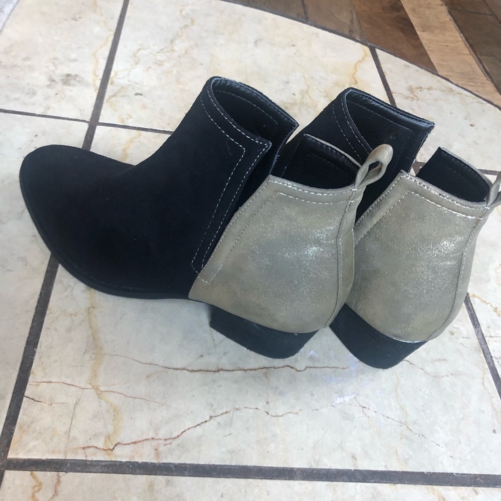 HIPPIE LAUNDRY SZ 6.5 GOLD AND BLACK BOOTIE